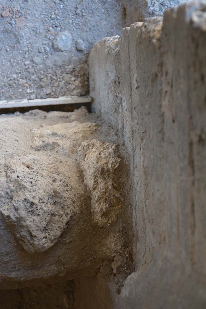 IX.5.6 Pompeii. May 2017. Room l (L), detail of feature on west side of steps, looking from above.
Foto Christian Beck, ERC Grant 681269 DCOR.
