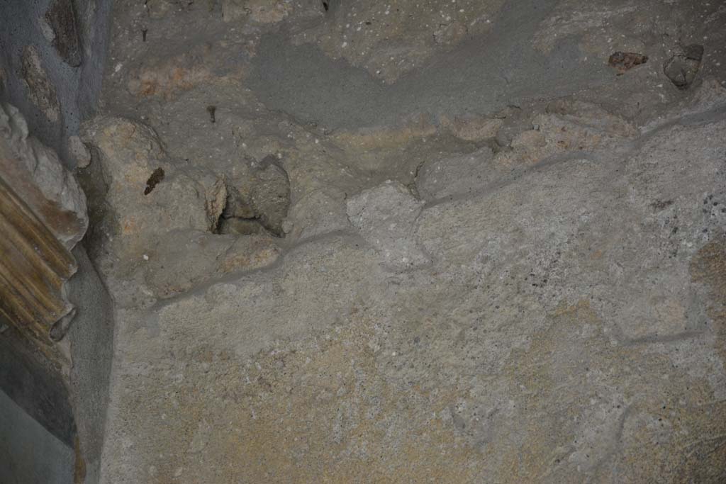 IX.5.9 Pompeii. May 2017. Room l (L), detail from upper west wall in south-west corner.
Foto Christian Beck, ERC Grant 681269 DCOR.
