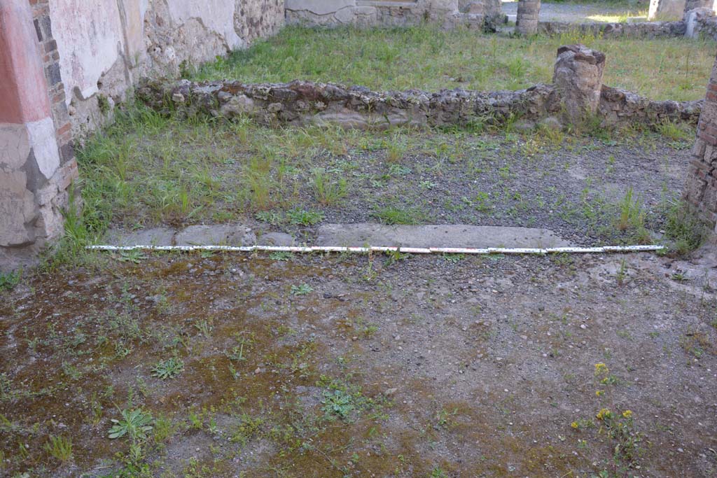 IX.5.9 Pompeii. May 2017. Room p, looking north through doorway onto south portico of peristyle.
Foto Christian Beck, ERC Grant 681269 DCOR.

