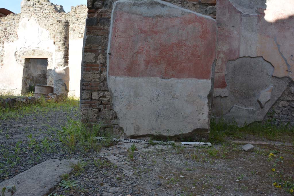 IX.5.9 Pompeii. May 2017. Room p, looking east to decoration on lower doorway pilaster.
Foto Christian Beck, ERC Grant 681269 DCOR.
IX.5.9 Pompeii. May 2017. Room p, looking east to decoration on lower doorway pilaster.
Foto Christian Beck, ERC Grant 681269 DCOR.
According to PPM, 
this doorway pilaster was decorated with a black zoccolo decorated with painted plants and above this was painted red with a carpet border of semicircles.
See Carratelli, G. P., 1990-2003. Pompei: Pitture e Mosaici. IX (9). Roma: Istituto della enciclopedia italiana, (p.524). 

