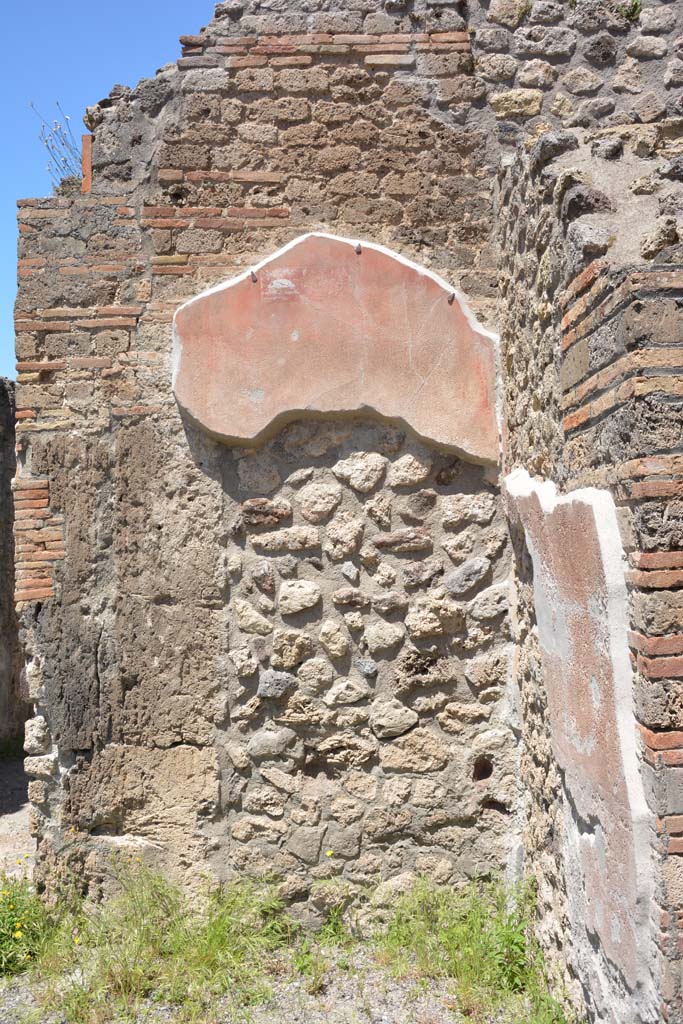 IX.5.9 Pompeii. May 2017. 
Room “b”, looking towards north wall of atrium in north-east corner, on east side of entrance corridor/fauces.  
Foto Christian Beck, ERC Grant 681269 DÉCOR.
