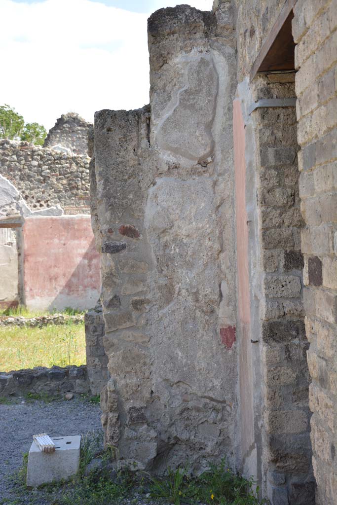 IX.5.9 Pompeii. May 2017. 
Room “b”, detail of pilaster in south-west corner of atrium, looking south. 
Foto Christian Beck, ERC Grant 681269 DÉCOR.
