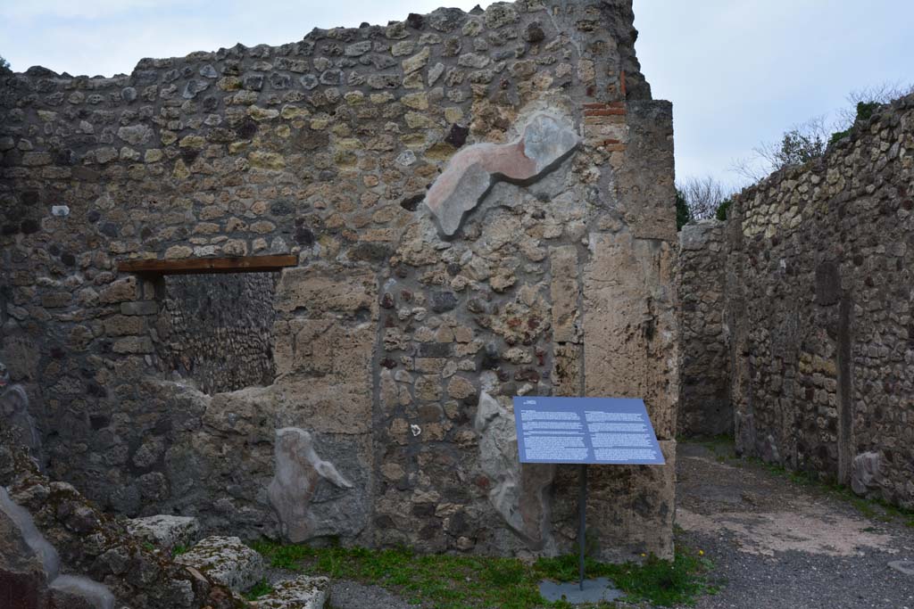 IX.5.9 Pompeii. March 2017. Room “b”, north-west corner of atrium, including room “c” with steps, on left.
Foto Christian Beck, ERC Grant 681269 DÉCOR.

