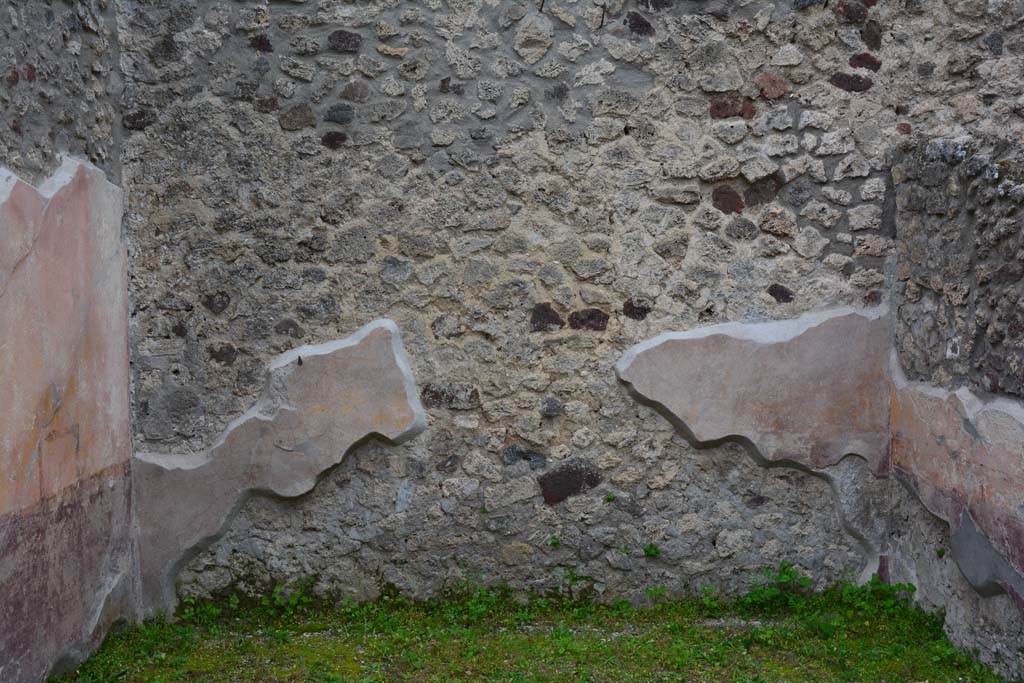 IX.5.9 Pompeii. March 2017. Room “d”, looking towards west wall.
Foto Christian Beck, ERC Grant 681269 DÉCOR.
According to PPM – on this wall was a painting of a young child and a bird, which has now completely fallen.
See Carratelli, G. P., 1990-2003. Pompei: Pitture e Mosaici. IX. (9). Roma: Istituto della enciclopedia italiana, (p.492). 


