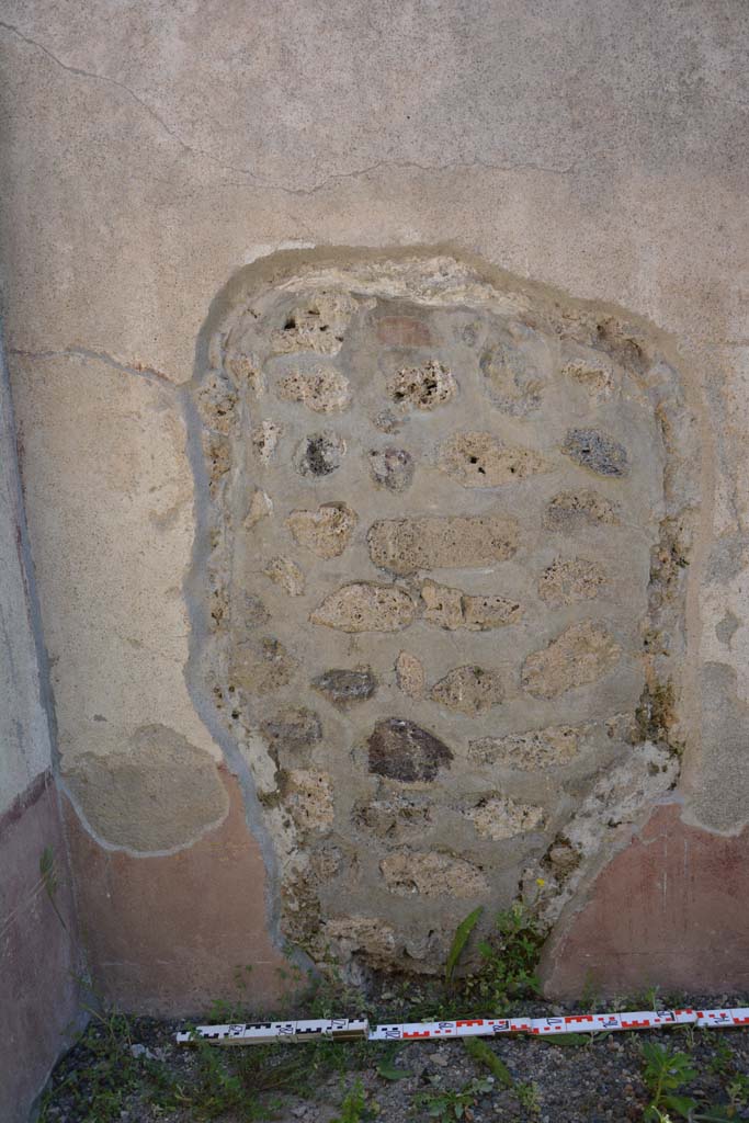 IX.5.9 Pompeii. May 2017. 
Room “f”, south wall in south-east corner, a hole made by ancient searchers.
Foto Christian Beck, ERC Grant 681269 DÉCOR.
