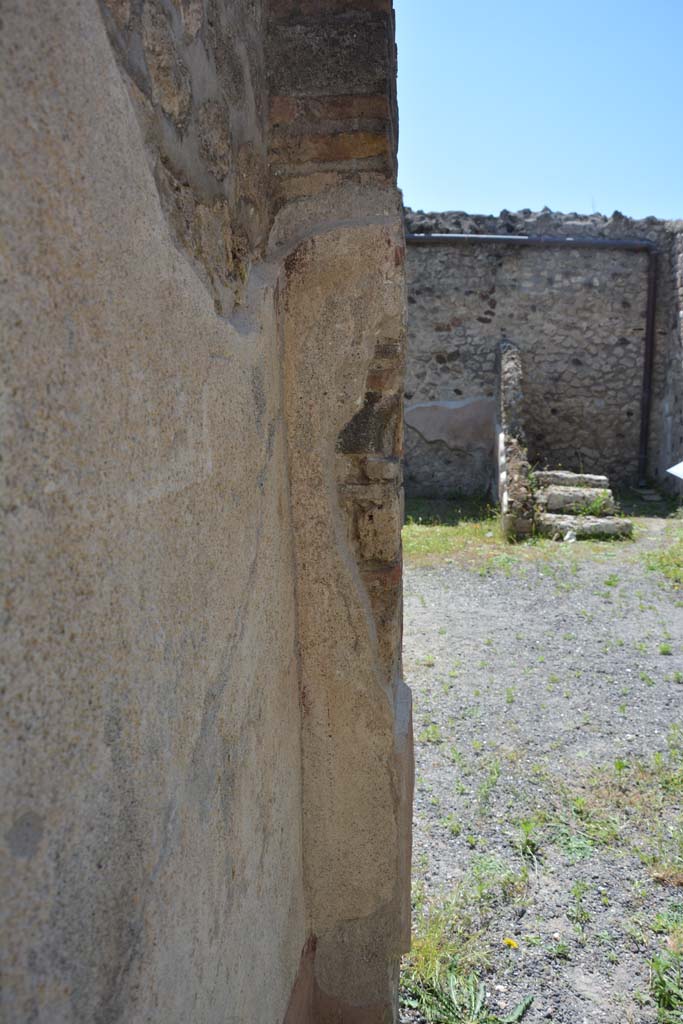 IX.5.9 Pompeii. May 2017. 
Room “f”, looking towards west wall in south-west corner with doorway to atrium “b”.
Foto Christian Beck, ERC Grant 681269 DÉCOR.
