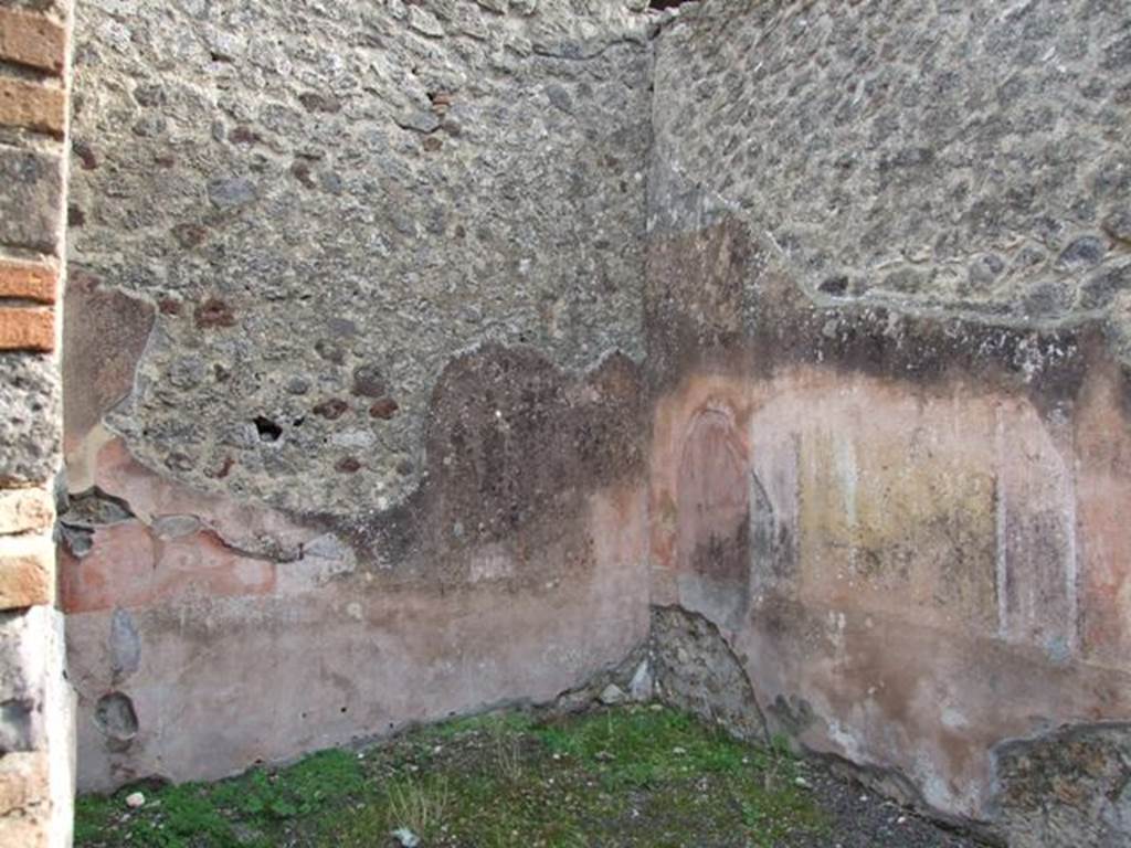 IX.5.9 Pompeii. December 2007. Room 5, ala on east side of atrium.  
On the walls, the zoccolo was black and the middle zone featured a central yellow panel and red side panels. On the east wall, alternating narrow panels with painted animals were seen on the black zoccolo. In the centre of the middle zone, on the yellow panel, was a painting of Venus, accompanied by cherubs painted in the red side panels.
