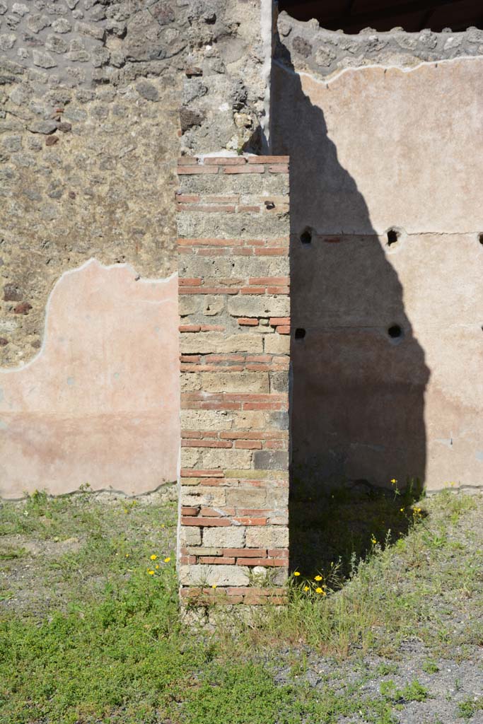 IX.5.9 Pompeii. May 2017. 
Room g, looking east to pilaster between room g on left, and room h on right.
Foto Christian Beck, ERC Grant 681269 DCOR.
