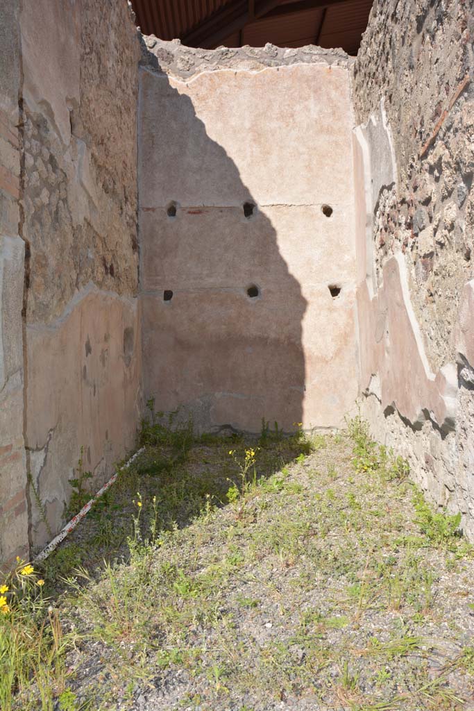 IX.5.9 Pompeii. May 2017. Room h, looking east along north wall, on left.
Foto Christian Beck, ERC Grant 681269 DCOR.

