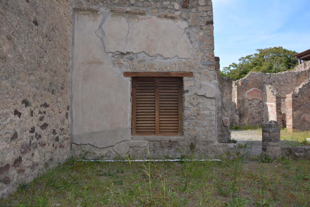 IX.5.9 Pompeii. May 2017. Room i, north-west corner of peristyle, with window into room l (L).
Foto Christian Beck, ERC Grant 681269 DCOR.
