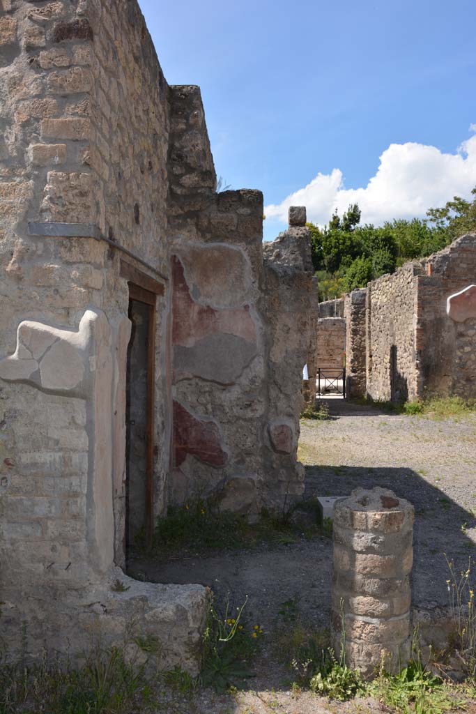 IX.5.9 Pompeii. May 2017. 
Room i, looking north towards north-west corner of north portico.
Foto Christian Beck, ERC Grant 681269 DCOR.
