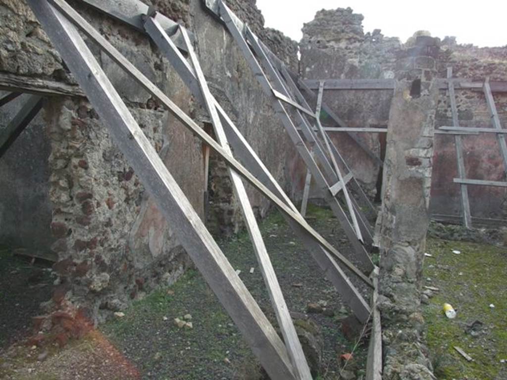 IX.5.9 Pompeii. December 2007. 
Room i, peristyle looking south from entrance of room m towards doorways to rooms n and o.    



