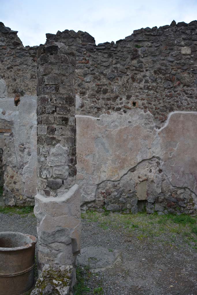 IX.5.9 Pompeii. March 2017. Room i, looking east in south-east corner.
Foto Christian Beck, ERC Grant 681269 DCOR.
