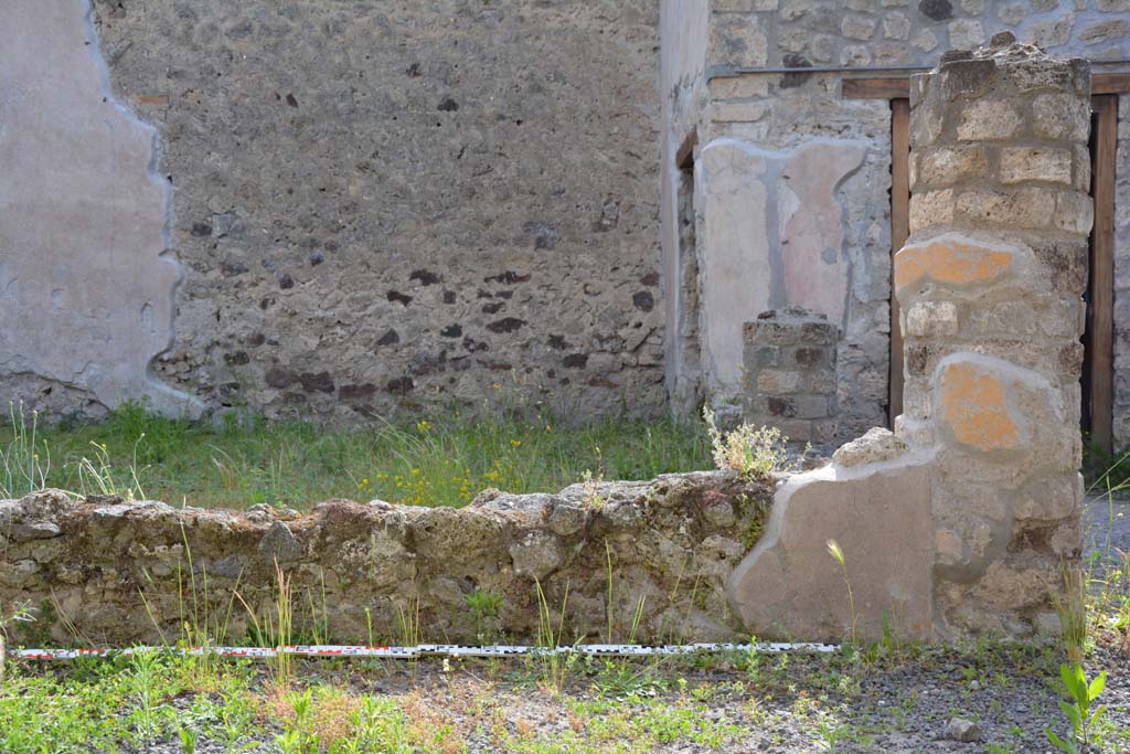 IX.5.9 Pompeii. May 2017. Room i, looking west towards small peristyle wall on east portico at north end. 
Foto Christian Beck, ERC Grant 681269 DCOR.
