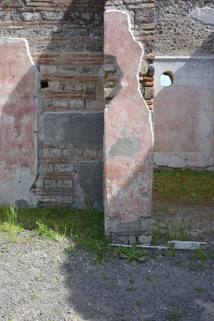 IX.5.9 Pompeii. May 2017. 
Room i, looking south to pilaster on east side of doorway to room p.
Foto Christian Beck, ERC Grant 681269 DCOR.
