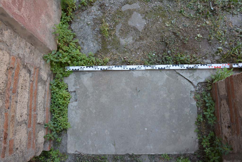 IX.5.11 Pompeii. May 2017. Room k, threshold of doorway.
Foto Christian Beck, ERC Grant 681269 DCOR.
