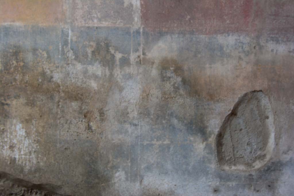 IX.5.11 Pompeii. March 2017. Room e, looking towards west side of zoccolo on lower south wall.  
Foto Christian Beck, ERC Grant 681269 DCOR.

