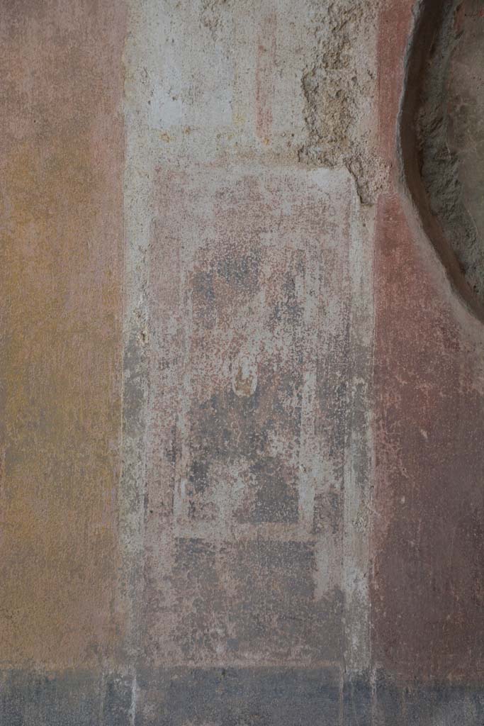 IX.5.11 Pompeii. May 2017. 
Room e, panel with painted remains of architectural view on west side of central panel on south wall. 
Foto Christian Beck, ERC Grant 681269 DCOR.
