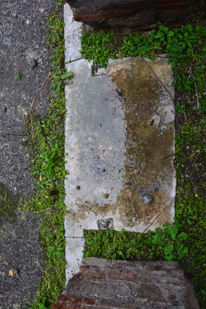 IX.5.11 Pompeii. March 2017. Room d, doorway threshold.     
Foto Christian Beck, ERC Grant 681269 DCOR
