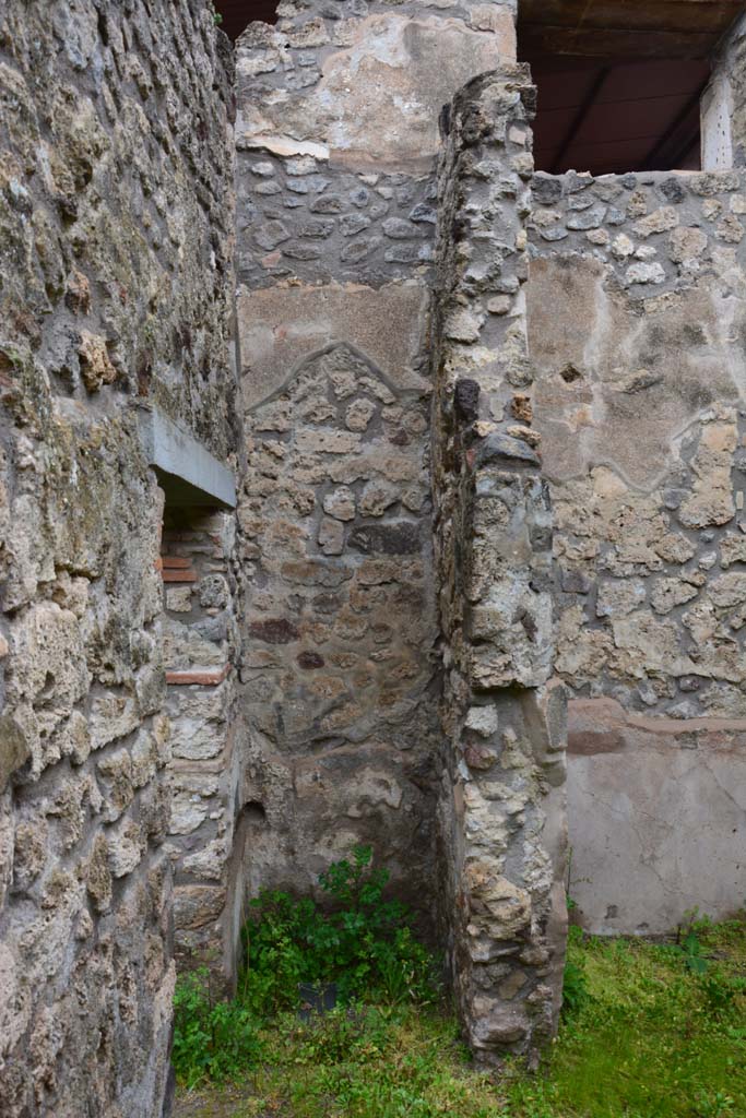 IX.5.11 Pompeii. March 2017. 
Room r, looking north to small alcove on west side of doorway to room s, on right.
Foto Christian Beck, ERC Grant 681269 DÉCOR.

