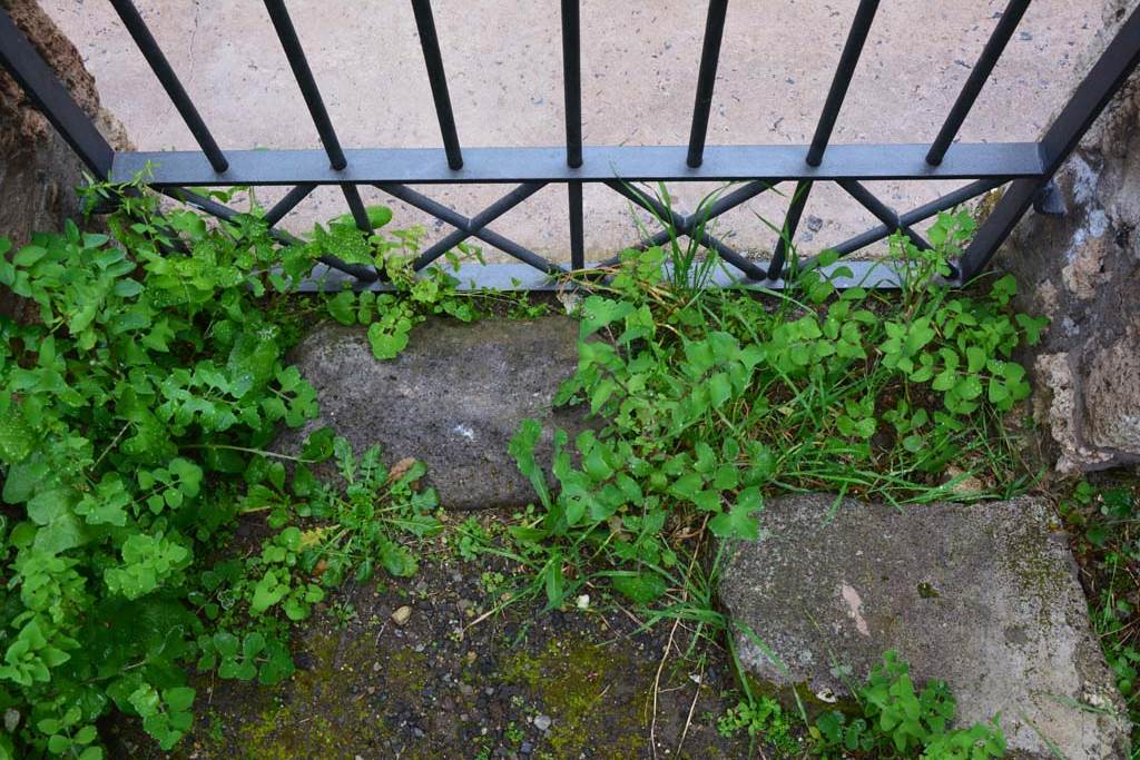 IX.5.11 Pompeii. March 2017. Room r, doorway threshold of IX.5.13 onto side vicolo. 
Foto Christian Beck, ERC Grant 681269 DCOR.

