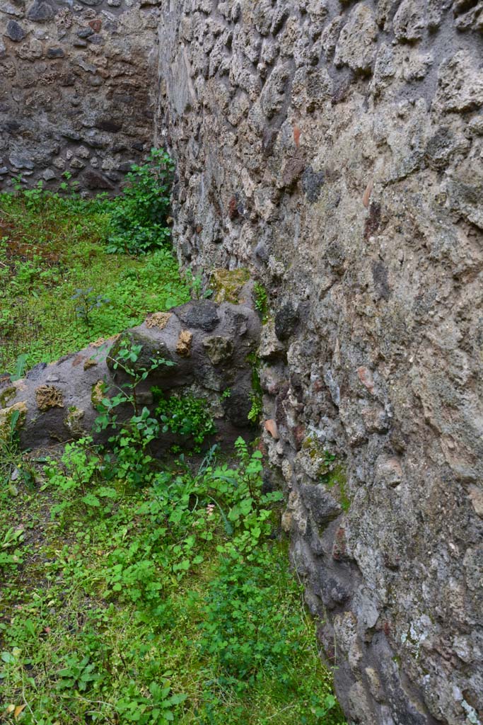 IX.5.11 Pompeii. March 2017. 
Room r, west wall in south-west corner, with small remaining north wall, part of room t.
Foto Christian Beck, ERC Grant 681269 DÉCOR.
