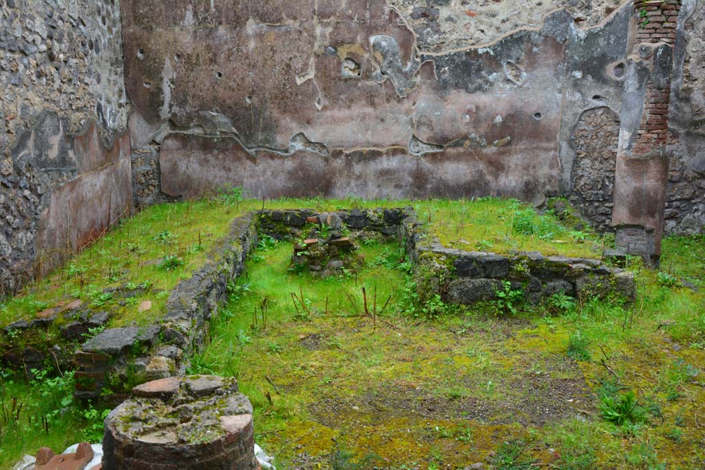 IX.5.11 Pompeii. March 2017. Peristyle n, looking south across triclinium in garden area.
Foto Christian Beck, ERC Grant 681269 DCOR.
