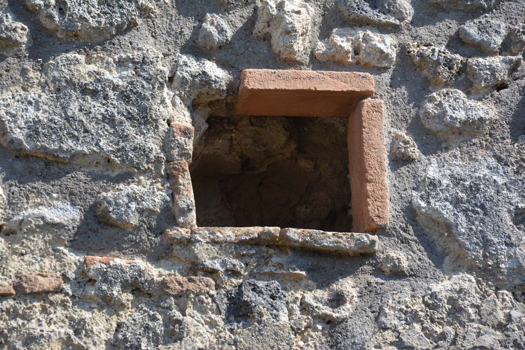 IX.5.11 Pompeii. May 2017. Peristyle n, detail from south wall.
Foto Christian Beck, ERC Grant 681269 DÉCOR.
