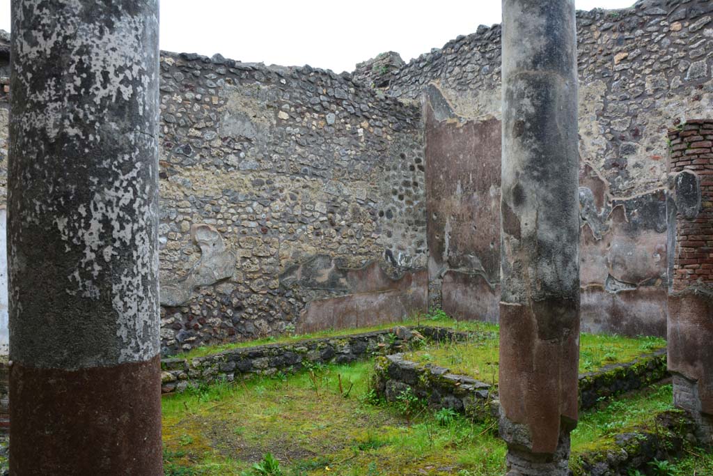 IX.5.11 Pompeii. March 2017. Peristyle n, looking east from south end of west side.
Foto Christian Beck, ERC Grant 681269 DCOR.
