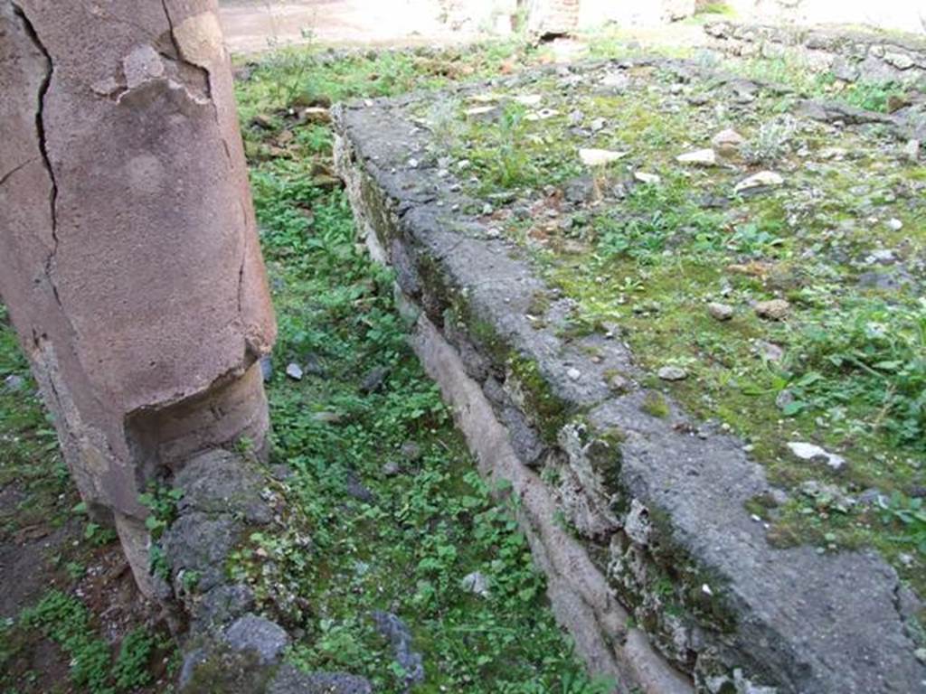 IX.5.11 Pompeii. March 2017. Peristyle n, looking east from north end of west side, with doorway to rooms s, r and t, on left.
Foto Christian Beck, ERC Grant 681269 DCOR.



