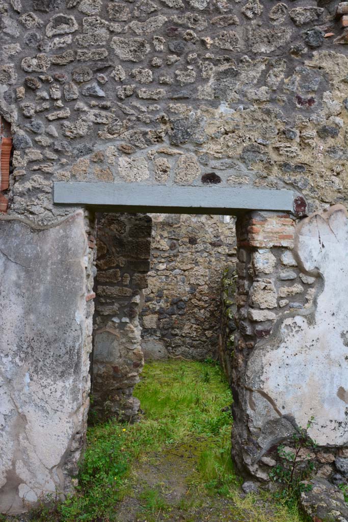 IX.5.11 Pompeii. May 2017. Peristyle n, lower north-east corner with corridor m, on left.
Foto Christian Beck, ERC Grant 681269 DCOR.
