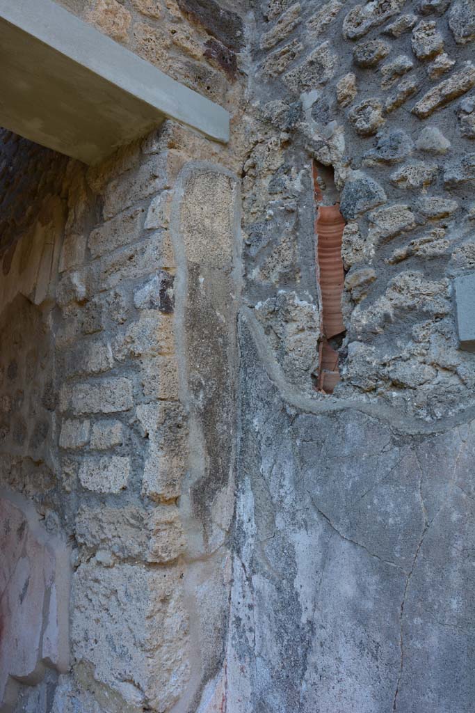 IX.5.11 Pompeii. May 2017. Peristyle n, lower north-east corner with corridor m, on left.
Foto Christian Beck, ERC Grant 681269 DÉCOR.
