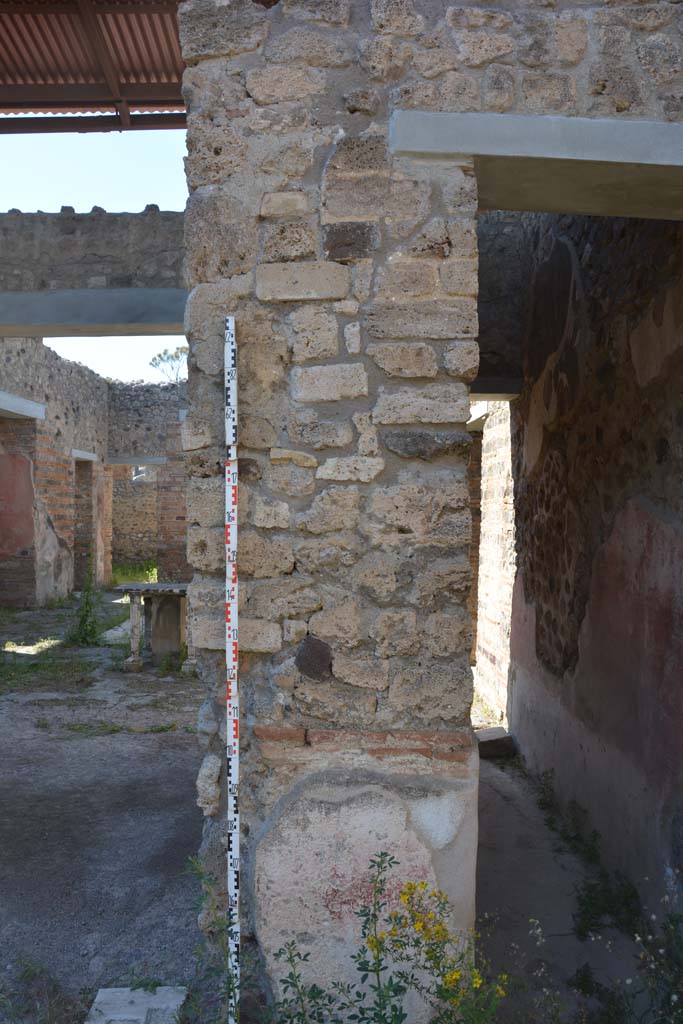 IX.5.11 Pompeii. Description of a graffito incised in elegant letters in the red plaster of the peristyle, and precisely in the narrow side of the wall which divides the tablinum from the fauces/corridor.
See Bullettino dellInstituto di Corrispondenza Archeologica (DAIR), 1877, p. 223.
