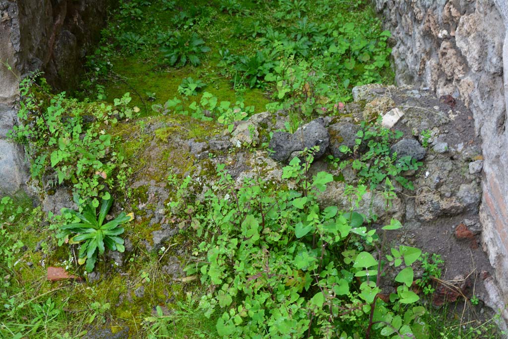 IX.5.11 Pompeii. March 2017. Peristyle n/room u, detail of base of steps to upper floor/small wall?
Foto Christian Beck, ERC Grant 681269 DCOR.

