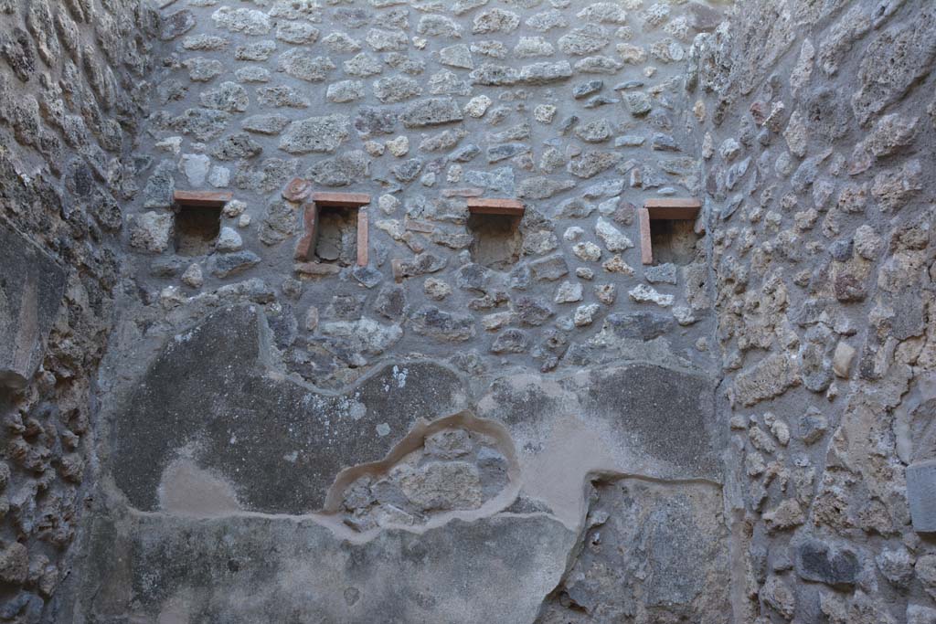 IX.5.11 Pompeii. May 2017. Room o, looking towards upper west wall, with holes for support beams for an upper floor.
Foto Christian Beck, ERC Grant 681269 DCOR.

