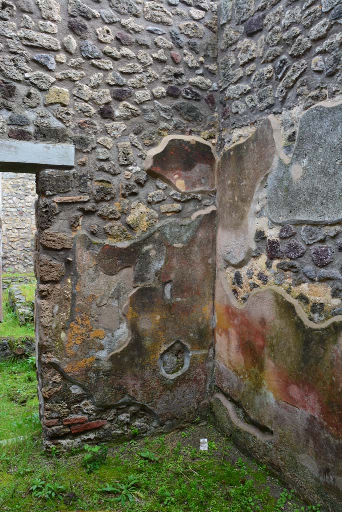 IX.5.11 Pompeii. March 2017. 
Room p, south-east corner, with doorway to peristyle n, on left.
Foto Christian Beck, ERC Grant 681269 DÉCOR.
