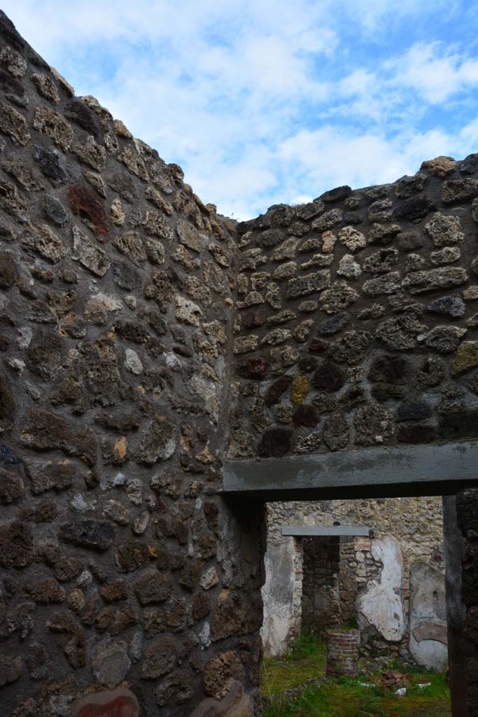 IX.5.11 Pompeii. March 2017. Room p, north-east corner with doorway in east wall.
Foto Christian Beck, ERC Grant 681269 DÉCOR.

