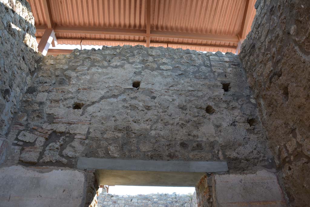 IX.5.11 Pompeii. May 2017. Room g, upper west wall above doorway to atrium b.
Foto Christian Beck, ERC Grant 681269 DCOR.

