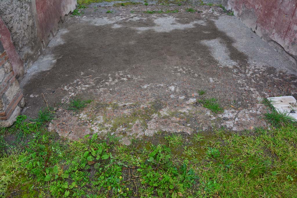 IX.5.11 Pompeii. March 2017. Room l (L), looking north across floor of tablinum from peristyle garden.
Foto Christian Beck, ERC Grant 681269 DCOR.
