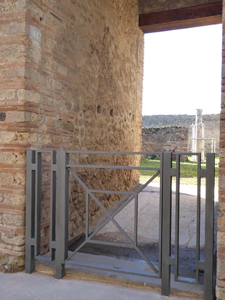 IX.5.14 Pompeii. January 2017. Looking west along south wall of entrance corridor “a”, towards atrium “b”.
Foto Annette Haug, ERC Grant 681269 DÉCOR

