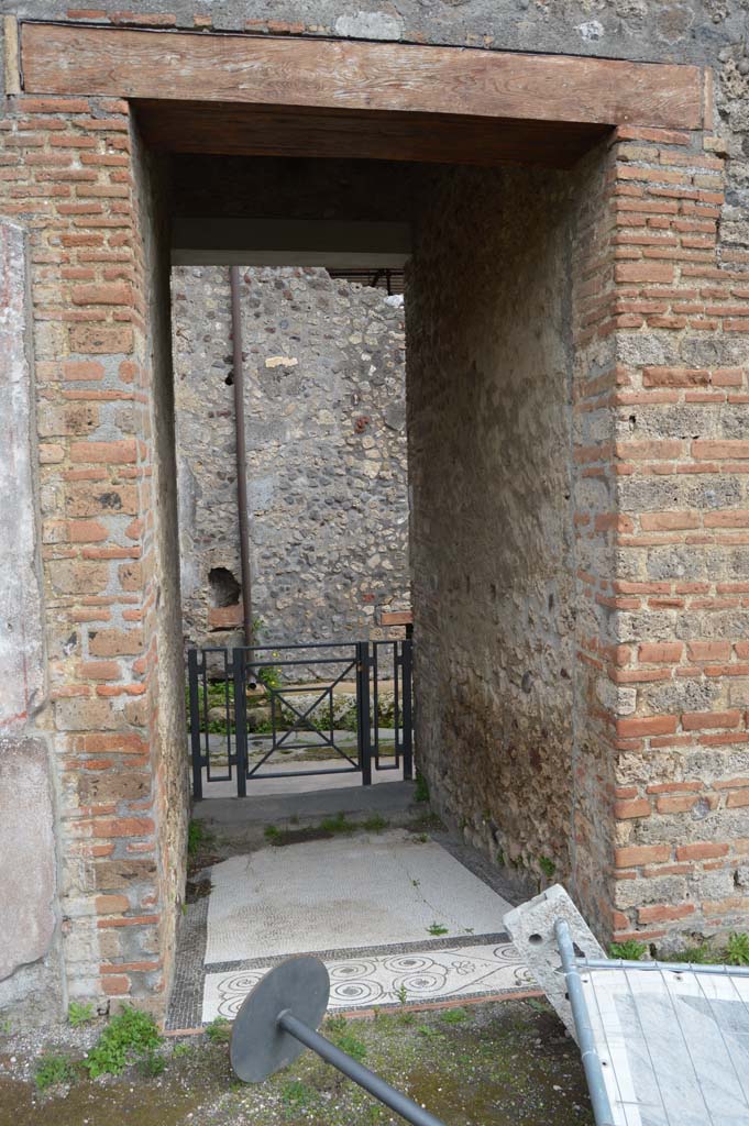 IX.5.14 Pompeii. March 2018. 
Looking east from atrium across entrance corridor/fauces towards entrance doorway.
Foto Taylor Lauritsen, ERC Grant 681269 DÉCOR.
