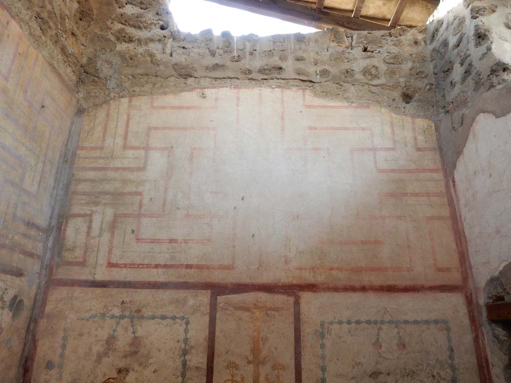 IX.5.16 Pompeii. June 2019. Cubiculum f’, looking towards upper north wall. Photo courtesy of Buzz Ferebee.

