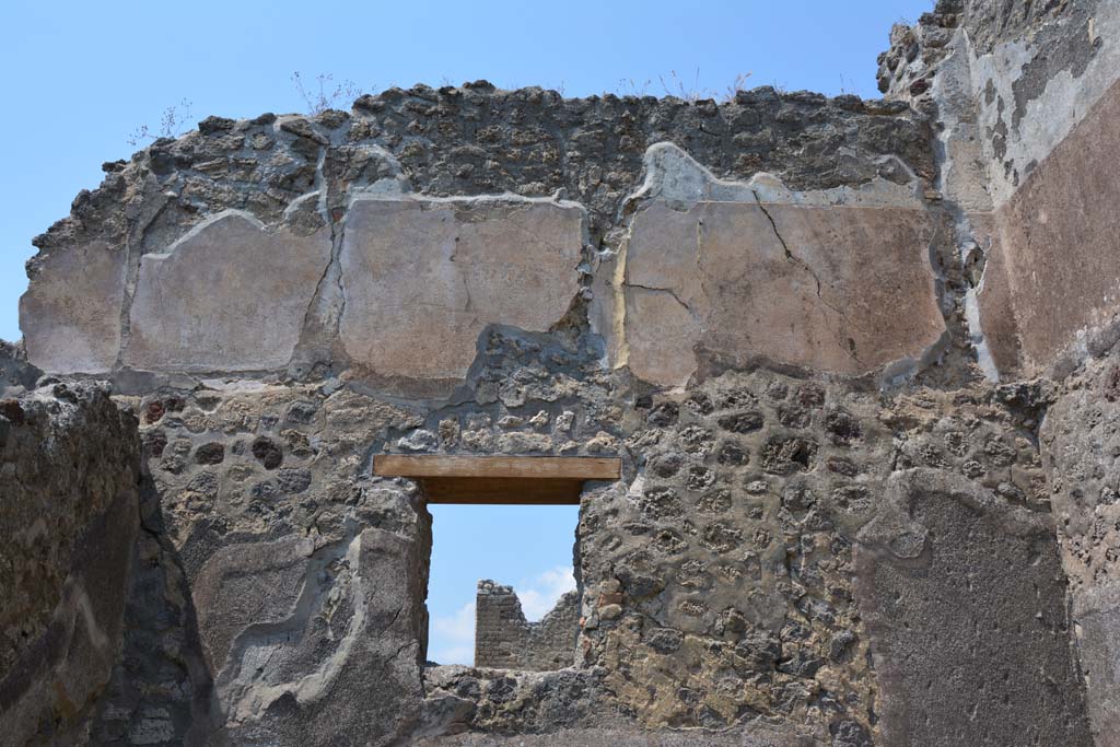 IX.5.17/6 Pompeii. May 2017. Room x, upper north wall and window in lower room overlooking garden u, of IX.5.6.
Foto Christian Beck, ERC Grant 681269 DCOR.
