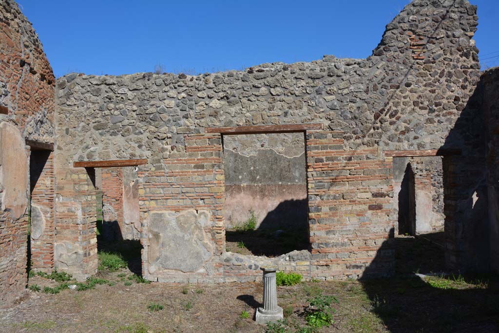 IX.6.3 Pompeii. October 2019. Looking towards east side of atrium with window into garden, in centre.
Foto Annette Haug, ERC Grant 681269 DÉCOR.
