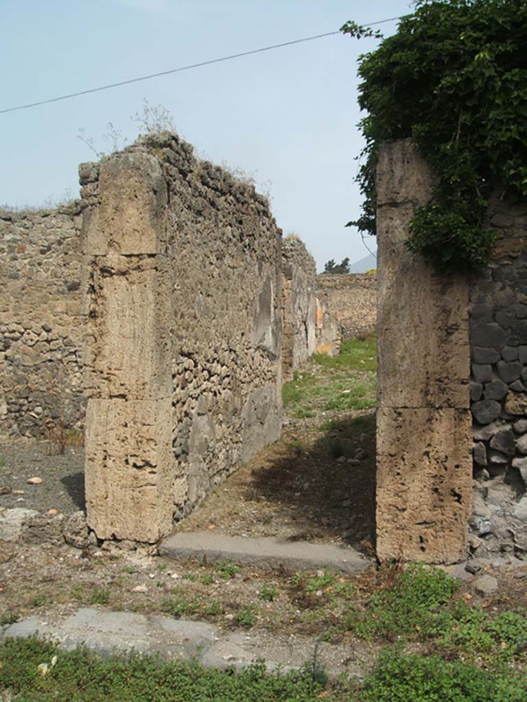 IX.6.g Pompeii. May 2005. Entrance doorway, looking north.
According to Della Corte, this was an old and spacious dwelling, renovated in the last years of Pompeii.
Its wall decorations from earlier times had been saved, but it was conspicuous for the severity and regularity of its architecture of the Samnite period.
A signet/seal was found in the house giving part of the name of the proprietor – 
C COR CLV

C. Cor(nelius) Clu…… (CIL X 8058,23).
According to CIL X, on the handle were grapes.
Now in Naples Archaeological Museum.  Inventory number 111604.
See Della Corte, M., 1965. Case ed Abitanti di Pompei. Napoli: Fausto Fiorentino. (p. 194).

