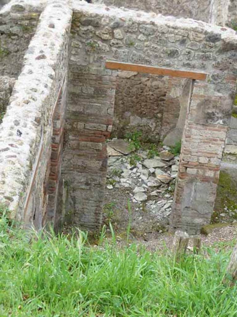 IX.7.16 Pompeii. May 2010. Doorway to triclinium, on south side of entrance. Found on the east wall of the triclinium, according to Schefold was Bellerophon and Pegasus. According to Peters (1963), in situ practically nothing remains of the painting. See Schefold, K., 1957. Die Wande Pompejis. Berlin: De Gruyter. (p.269)
