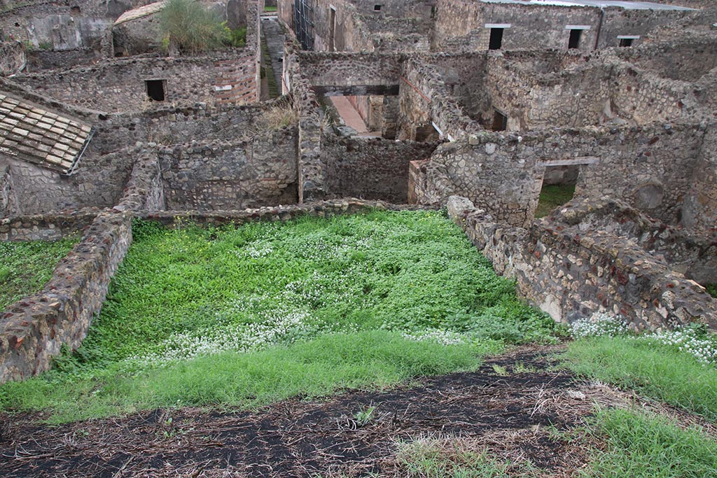 IX.7.19 Pompeii. October 2024. 
Looking west from above IX.7.12, Casina dell’Aquila, towards rear of IX.7.19, rooms m and l (L). Photo courtesy of Klaus Heese.

