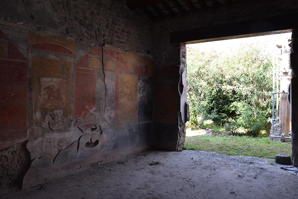 IX.7.20 Pompeii. October 2017. 
Large triclinium (room i), looking towards north-west corner and doorway onto south portico. Photo courtesy of Johannes Eber.
