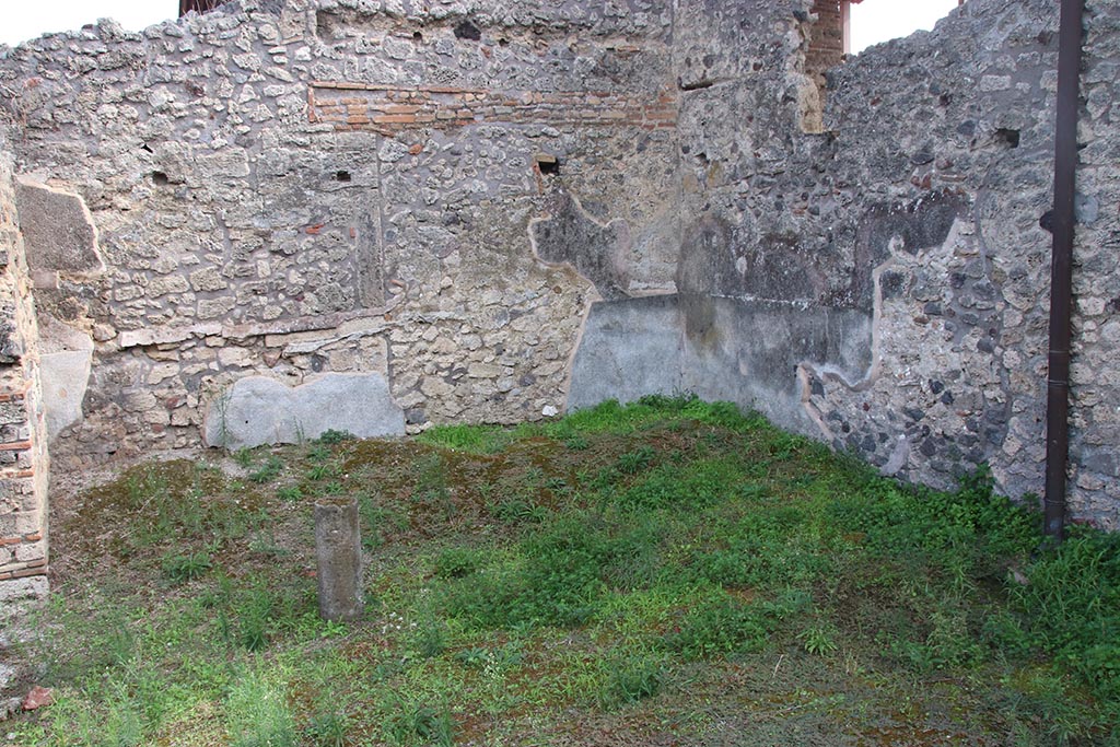 IX.7.21 Pompeii. October 2024. Looking east across garden area. Photo courtesy of Klaus Heese.