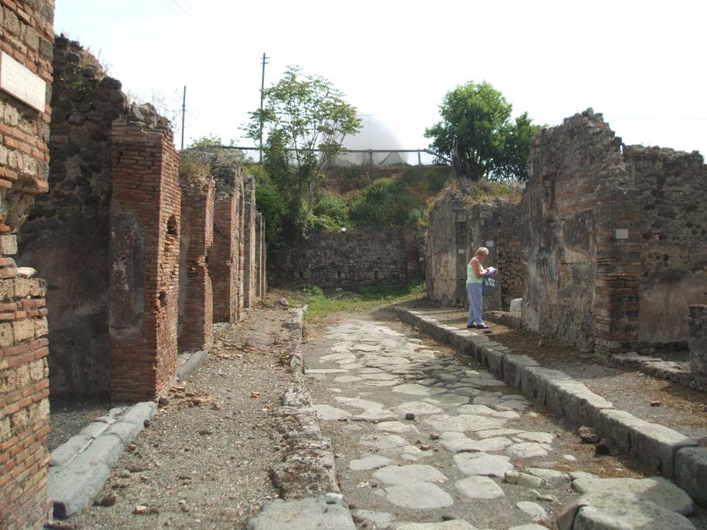 IX.6 Pompeii. May 2005.                 Unnamed vicolo leading to unexcavated area, looking east.                   IX.7.22 on right.